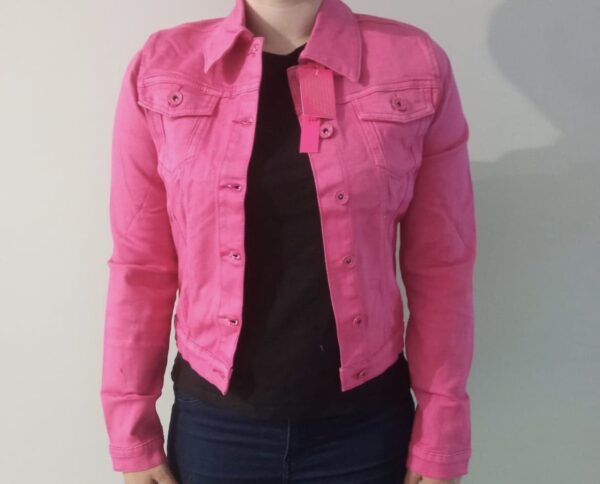 Różowa kurtka jeansowa